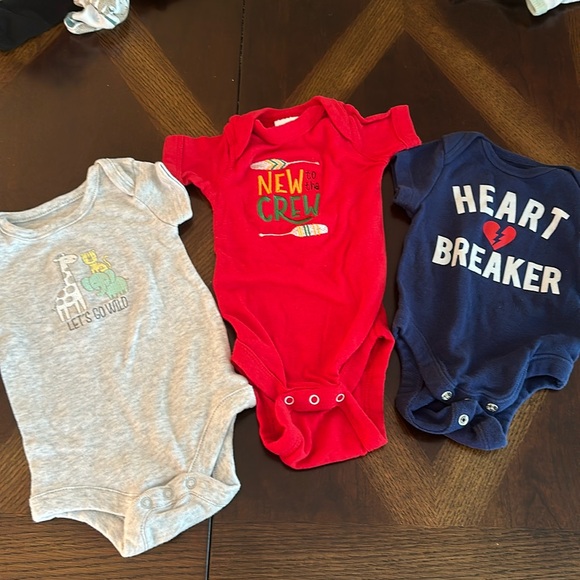 Bundle of random short sleeve onesies - Picture 1 of 4